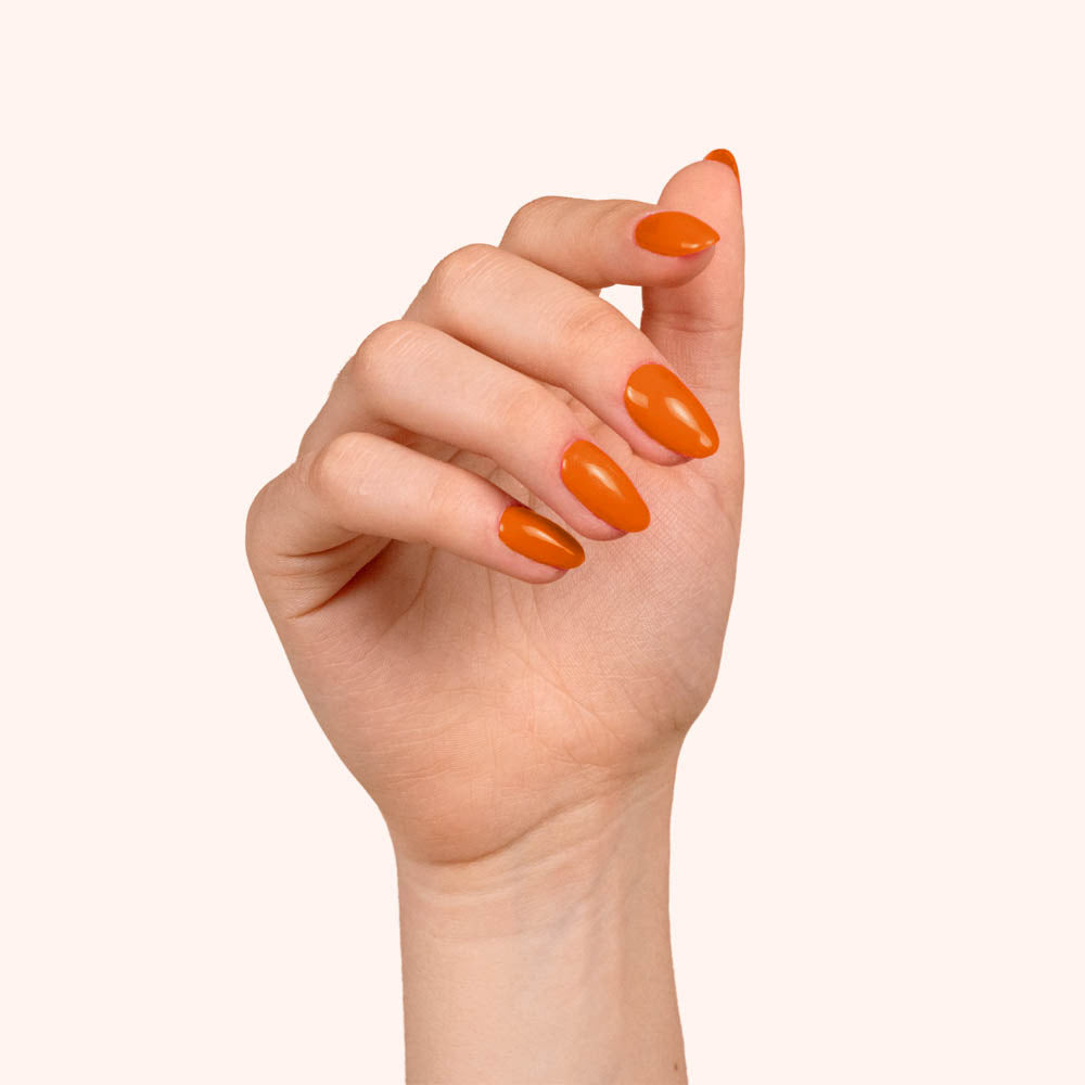 Vernis semi-permanent orange vif sur ongles